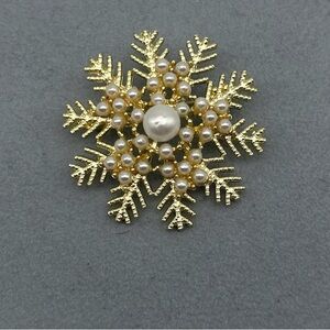 Elegant Gold Snowflake Pearl Brooch